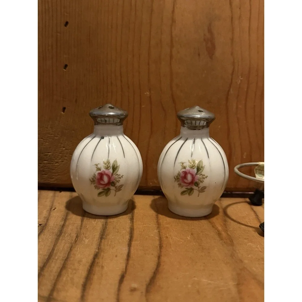 VTG State Capitol Lexington Kentucky Salt & Pepper Shaker W/Holder